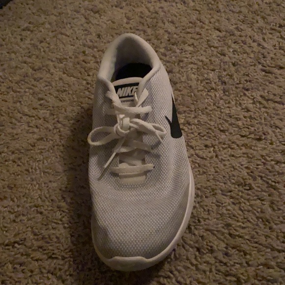 Nike men’s athletic fashion shoe - Picture 2 of 3